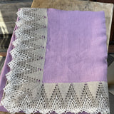 Lavandu violeta lina auduma galdauts ar ~10cm platu pelēki/baltu lina mežģīni