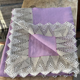 Lavandu violeta lina auduma galdauts ar ~10cm platu pelēki/baltu lina mežģīni