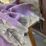 Lavandu violeta lina auduma galdauts ar ~10cm platu pelēki/baltu lina mežģīni