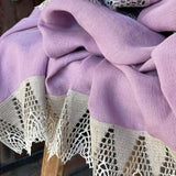 Lavandu violeta lina auduma galdauts ar ~10cm platu pelēki/baltu lina mežģīni