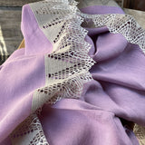 Lavandu violeta lina auduma galdauts ar ~10cm platu pelēki/baltu lina mežģīni