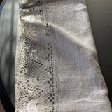 Dabīgi pelēka, nekrāsota lina galda celiņš ar ~7cm platu lina mežģīni ar tulpīšu-vilnīšu ornamentu