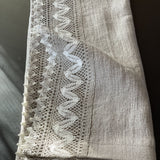Dabīgi pelēka, nekrāsota lina galda celiņš ar ~9cm platu divkrāsainu (pelēki-baltu) lina mežģīni ar zig-zag ornamentu