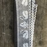 Pelēks mīkstināta lina dvielītis ar baltu lina mežģīni