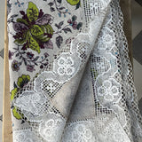 Krāsains lina galdauts ar ziediem ar ~6cm platu balti-pelēku lina mežģīni ar ziedu rakstu