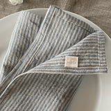 Mīkstināta vidēji plāna lina galda salvetes ar gaiši zilām/dabīgi pelēkām vidēji platām svītriņām un šaurām maliņām