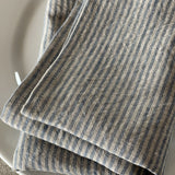 Mīkstināta vidēji plāna lina galda salvetes ar gaiši zilām/dabīgi pelēkām vidēji platām svītriņām un šaurām maliņām