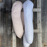 Maiga pūderrozā toņa kokvilnas satīna lielais grūtnieču pakaviņš - barošanas spilvens mammām & bērniem