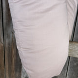 Maiga pūderrozā toņa kokvilnas satīna lielais grūtnieču pakaviņš - barošanas spilvens mammām & bērniem