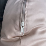 Maiga pūderrozā toņa kokvilnas satīna lielais grūtnieču pakaviņš - barošanas spilvens mammām & bērniem