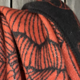 Oranža/melna toņa aitas vilnas sega ar ziedu rakstu