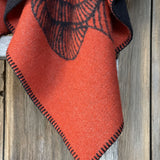 Oranža/melna toņa aitas vilnas sega ar ziedu rakstu