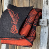 Oranža/melna toņa aitas vilnas sega ar ziedu rakstu