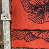 Oranža/melna toņa aitas vilnas sega ar ziedu rakstu