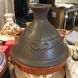 Tadžina 20 cm dia ar melnu vāku, reljefu ornamentu - marokāņu ornamentu un brūnu šķīvi