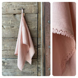 Maigi rozā mīkstināta lina dvielītis ar maigi rozā lina mežģīni - cakiņu