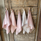 Maigi rozā mīkstināta lina dvielītis ar maigi rozā lina mežģīni - cakiņu