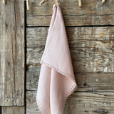 Maigi rozā mīkstināta lina dvielītis ar maigi rozā lina mežģīni - cakiņu