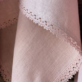 Maigi rozā mīkstināta lina dvielītis ar maigi rozā lina mežģīni - cakiņu