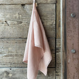 Maigi rozā mīkstināta lina dvielītis ar maigi rozā lina mežģīni - cakiņu