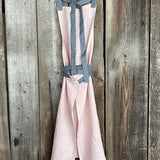 Maigi rozā toņa lina auduma priekšauts ar tumši pelēkām lencēm un kabatiņu