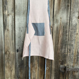 Maigi rozā toņa lina auduma priekšauts ar tumši pelēkām lencēm un kabatiņu