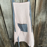 Maigi rozā toņa lina auduma priekšauts ar tumši pelēkām lencēm un kabatiņu