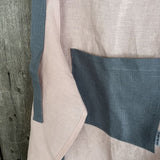 Maigi rozā toņa lina auduma priekšauts ar tumši pelēkām lencēm un kabatiņu