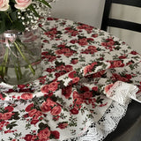 Apaļš lina galdauts ar sarkanām rozēm ar ~8cm platu piena baltu lina mežģīni