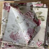 Lina galda salvetes ar rozēm un šaurām maliņām