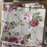 Lina galda salvetes ar rozēm un šaurām maliņām