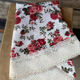 Apaļš lina galdauts ar sarkanām rozēm ar ~8cm platu piena baltu lina mežģīni