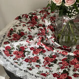 Apaļš lina galdauts ar sarkanām rozēm ar ~8cm platu piena baltu lina mežģīni