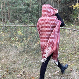 Sarkans/balts indiāņu stila garais pončo ar kapuci un bārkstīm un auseklīšu ornamentu