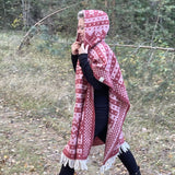 Sarkans/balts indiāņu stila garais pončo ar kapuci un bārkstīm un auseklīšu ornamentu