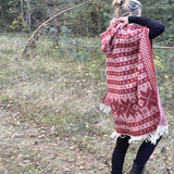 Sarkans/balts indiāņu stila garais pončo ar kapuci un bārkstīm un auseklīšu ornamentu