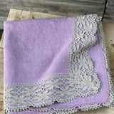 Lavandu violeta lina auduma galdauts ar ~6cm platu pelēku lina mežģīni ar slaiku ziedu ornamentu