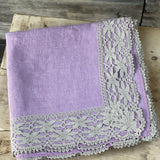 Lavandu violeta lina auduma galdauts ar ~6cm platu pelēku lina mežģīni ar slaiku ziedu ornamentu