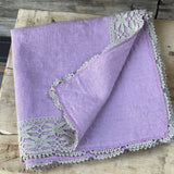 Lavandu violeta lina auduma galdauts ar ~6cm platu pelēku lina mežģīni ar slaiku ziedu ornamentu