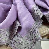 Lavandu violeta lina auduma galdauts ar ~6cm platu pelēku lina mežģīni ar slaiku ziedu ornamentu