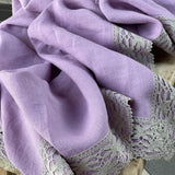 Lavandu violeta lina auduma galdauts ar ~6cm platu pelēku lina mežģīni ar slaiku ziedu ornamentu