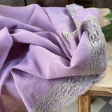 Lavandu violeta lina auduma galdauts ar ~6cm platu pelēku lina mežģīni ar slaiku ziedu ornamentu