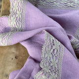 Lavandu violeta lina auduma galdauts ar ~6cm platu pelēku lina mežģīni ar slaiku ziedu ornamentu