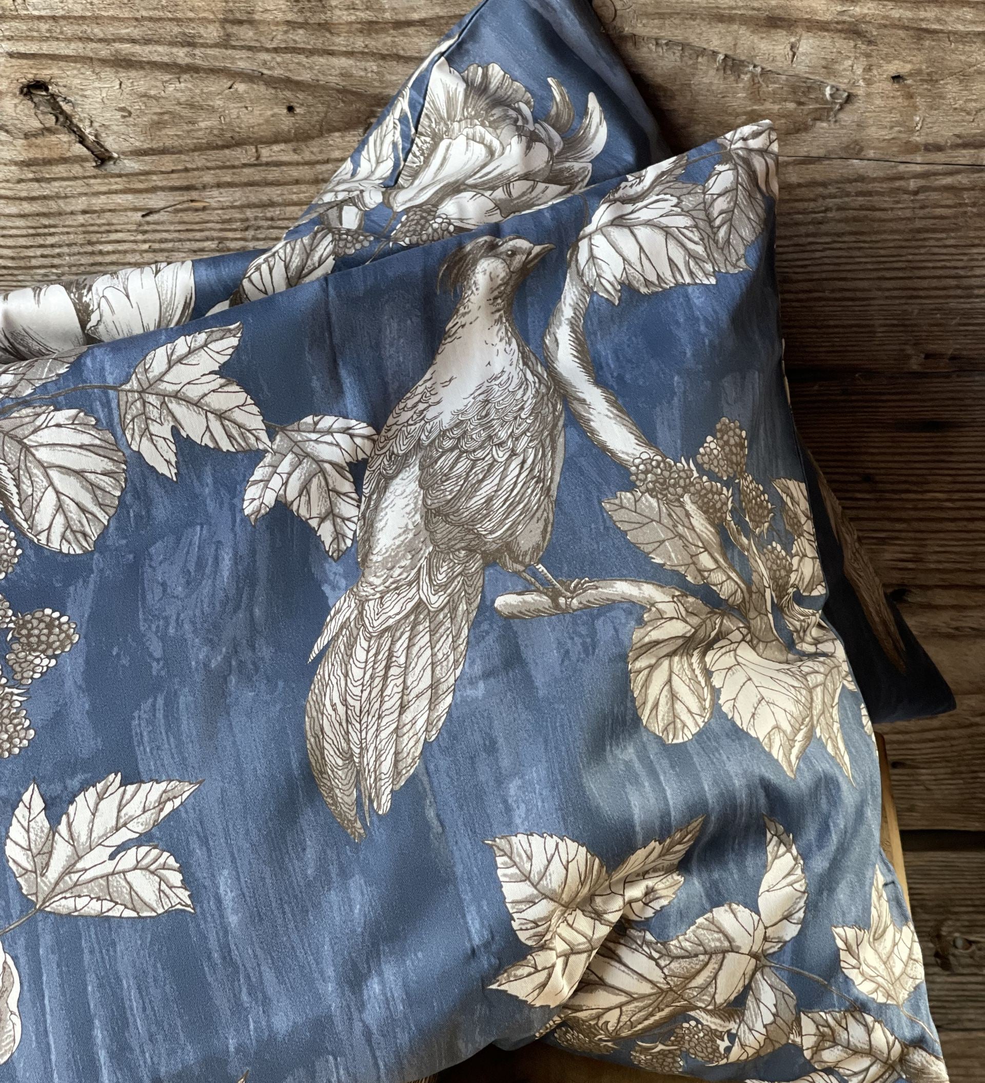 Kokvilnas spilvendrāna ar ziedu un putnu rakstu