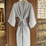 Gaiši zili/dabīgi pelēki svītrots mīkstināta lina auduma kimono tipa halāts ar garām piedurknēm