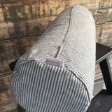 Tumši pelēka/dabīgi pelēka, svītraina, mīkstināta lina lielais griķu spilvens - rullītis - pagalvītis