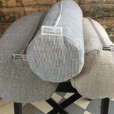 Tumši pelēka/dabīgi pelēka, svītraina, mīkstināta lina lielais griķu spilvens - rullītis - pagalvītis