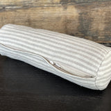 Mini rullīši ar pelēki/balti svītrainām lina spilvendrānām, griķu sēnalu spilveni