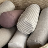 Mini rullīši ar pelēki/balti svītrainām lina spilvendrānām, griķu sēnalu spilveni