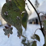 Auskari ar tumši rozā saldūdens pērlēm un tauriņu dekoru